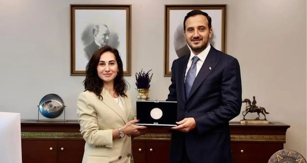 akpye gecen ozlem vural gurzel ataturkun o tablosunu kaldirdi 7ffFYAWX