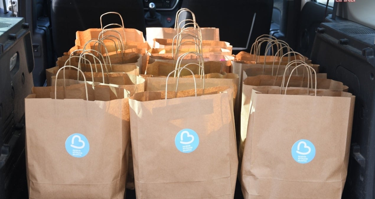 balikesir buyuksehir belediyesi cocuklarin beslenme cantalarini dolduruyor XT3SCVeS