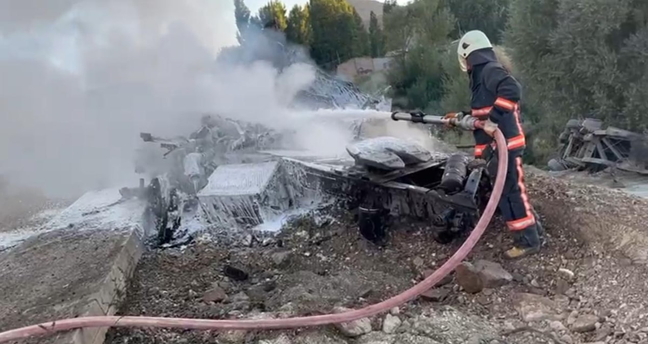 malatyada tir yolcu otobusune carptiktan sonra yandi CZH64vHd