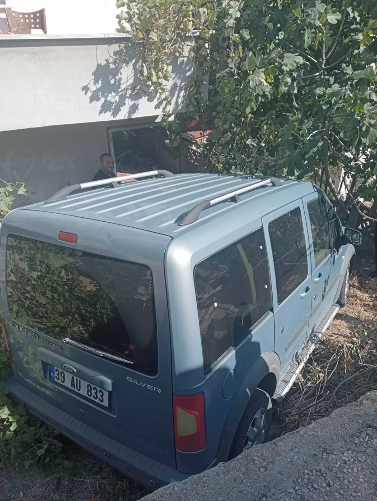 vizede arac ev bahcesine dustu gLI14Mkt