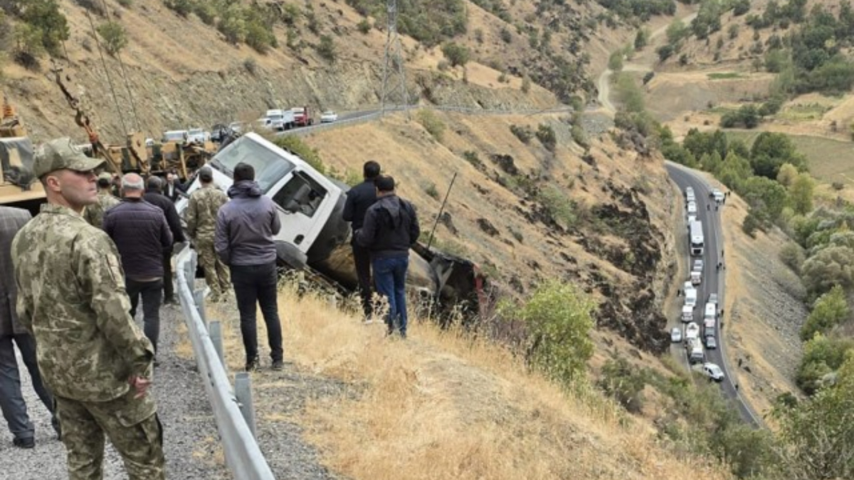 hakkaride ucuruma dusen kamyonu askeri vinc kurtardi PThSSuPi.jpg