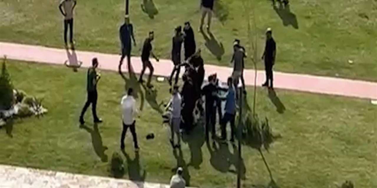 sitenin bahcesinde yumruklar havada ucustu 4 kisi hastanelik oldu e9RDLrXC.jpg