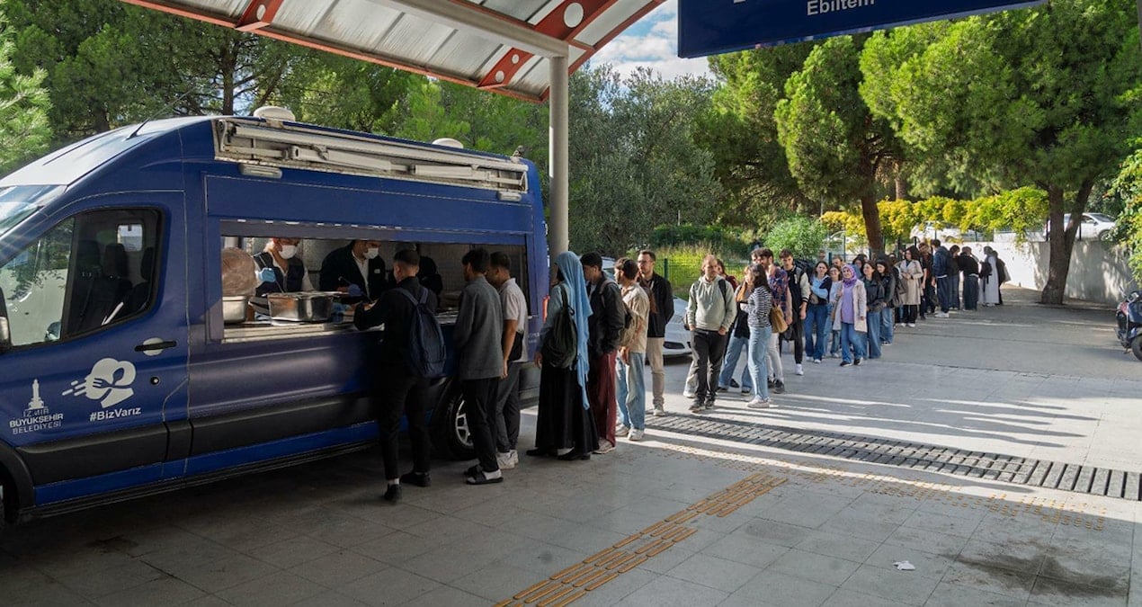 universiteliler ucretsiz yemek kuyrugunda YUiaXqp8.jpg