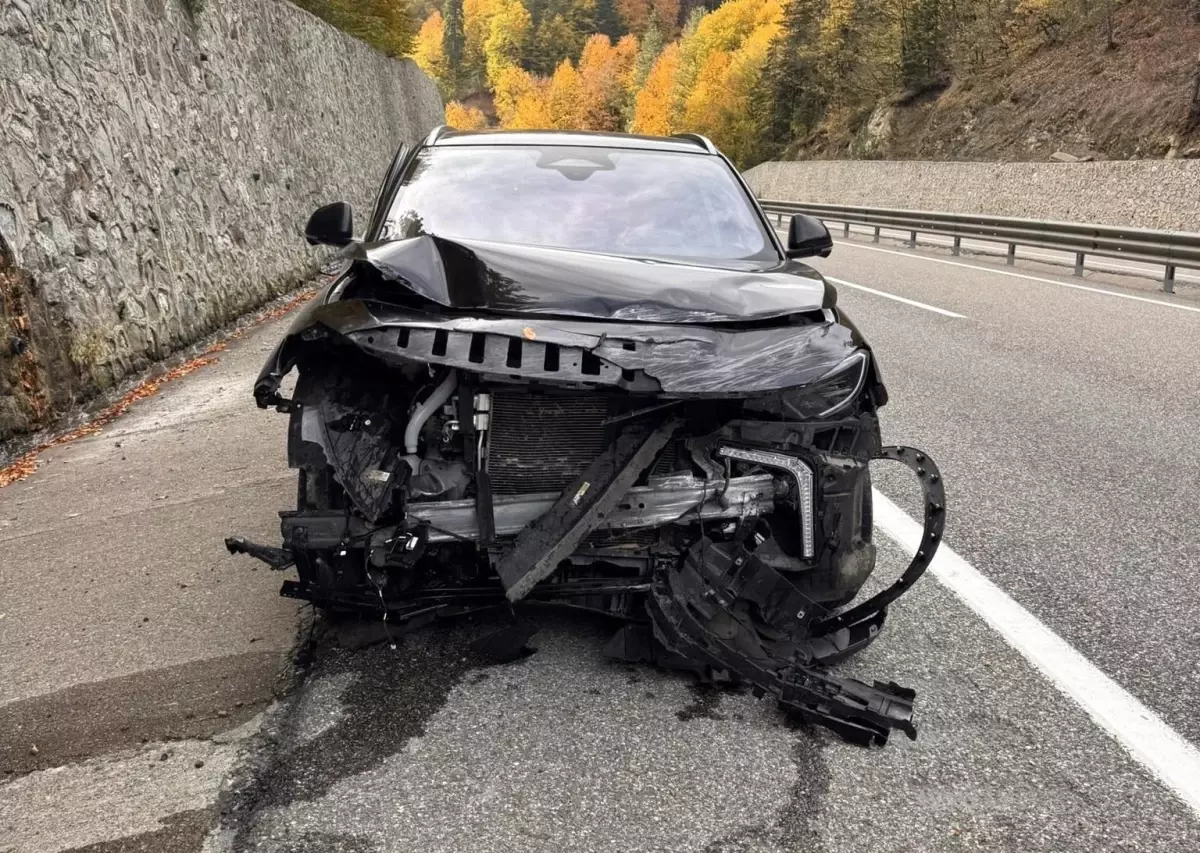 boluda elektrikli otomobil kazasi surucu yaralanmadi 6EYIQ1B7.jpg