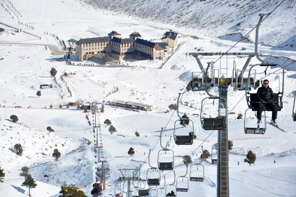 davraz kayak merkezinde kar makineleriyle sezon uzatilacak xObDd5OL.jpg