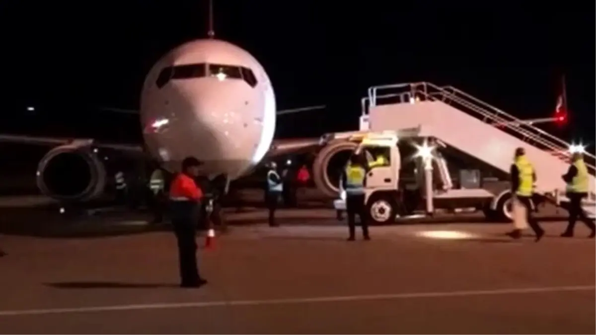 turk ucagi suleymaniye havalimanina indi SaQDpmIp.jpg