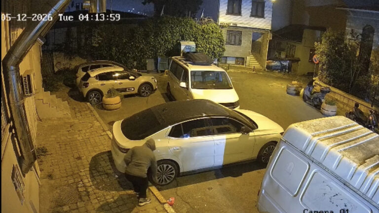 is-insanin-yeni-aldigi-arabasinin-lastiklerini-patlattilar-polis-maskeli-iki-kisiyi-ariyor-tg9S3zLp