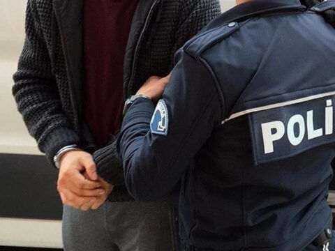 Bafrada narkotik baskini uyusturucu ve ruhsatsiz silahla yakalandi XGUkwxcV