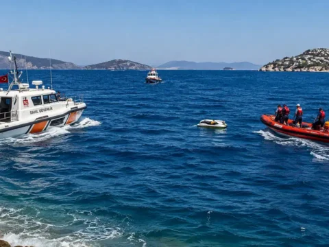 Bodrum aciklarinda jet skinin alabora olmasi sonucu 3 kisi denizde kayboldu a9EgPYLF